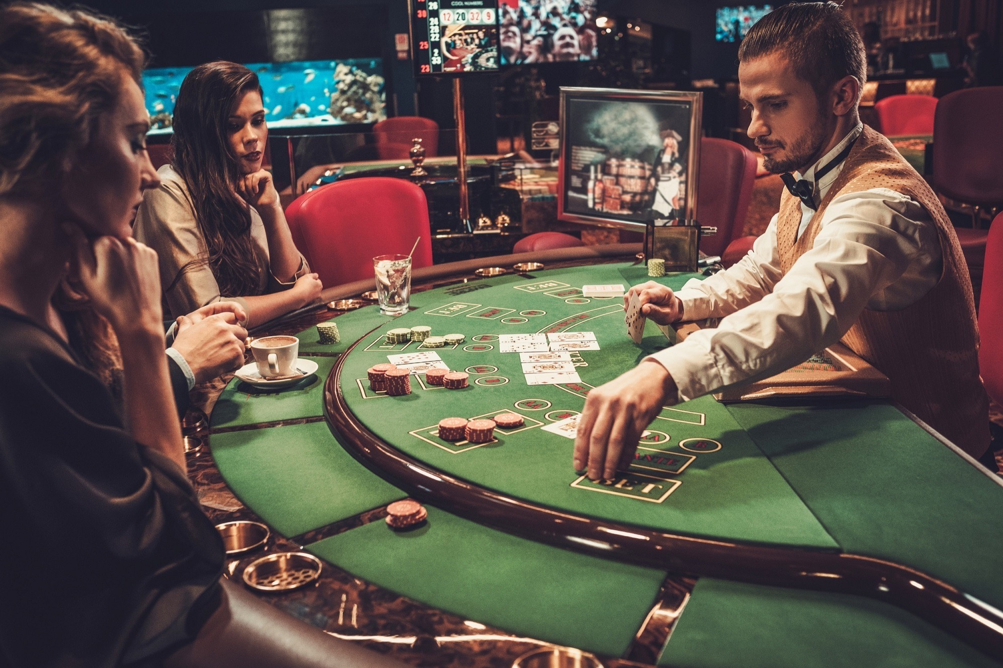 Restaurant Northvectorhub en een fysiek casino met een op het noorderlicht geïnspireerde gevel in het centrum van Helsinki
